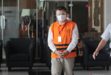 Perkara tiga terdakwa dalam proses hukum, apakah hukum di tmabah atau Komisi Pemberantasan Korupsi