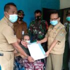 Babinsa Cikuya Dampingi Dinsos Kabupaten Tangerang Berikan Bantuan Kursi