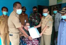 Babinsa Cikuya Dampingi Dinsos Kabupaten Tangerang Berikan Bantuan Kursi