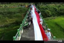 Sekitar 76 meter Bendera Merah Putih, dikibarkan, ini mencatat Terpanjang Di Asia