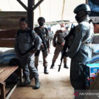 Polisi dan bersama TNI lagi mencoba untuk mengubar pelaku teroris