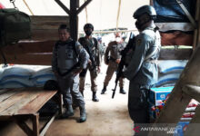 Polisi dan bersama TNI lagi mencoba untuk mengubar pelaku teroris