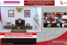 Jutaan anak anak tidak bisa sekolah. Jutaan orang tua menangis melihat keturunannya ntidak bisa menyicipi pendidikan