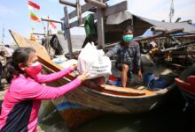 HKGB Ke-69, Ketum Bhayangkari Blusukan Bagikan Bansos ke Nelayan Muara Angke