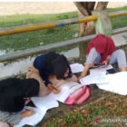 Para Siswa Di Daerah tidak kalah semangatnya, di pinggir trotoar jadi belajarnya, asal ada sinyalnya