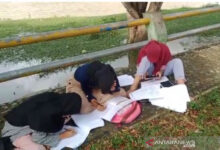 Para Siswa Di Daerah tidak kalah semangatnya, di pinggir trotoar jadi belajarnya, asal ada sinyalnya