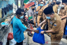 Al Haris Gubenur Jambi, terus memberikan bantuan untuk Warga miskin