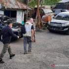 Terus Tim penyidik Komisi Pemberantasan Korupsi (KPK) menyelesaikan penggeledahan di Kantor PT SW