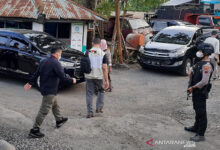 Terus Tim penyidik Komisi Pemberantasan Korupsi (KPK) menyelesaikan penggeledahan di Kantor PT SW