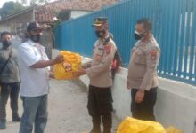 Kapolsek Kresek Dampingi Kabag SDM Polresta Tangerang, Berikan Bantuan Paket Sembako Kepada Anak Yatim & Dhuafa