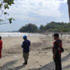 TIM SAR GABUNGAN HADAPI GELOMBANG TINGGI SAAT LAKUKAN PENCARIAN TERHADAP REMAJA TERSERET ARUS DI PANTAI ISTIQOMAH