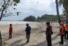 TIM SAR GABUNGAN HADAPI GELOMBANG TINGGI SAAT LAKUKAN PENCARIAN TERHADAP REMAJA TERSERET ARUS DI PANTAI ISTIQOMAH