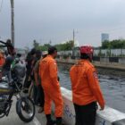 TIM SAR GABUNGAN CARI WARGA YANG MENCEBURKAN DIRI KE KALI HITAM BELAKANG WISMA ATLET