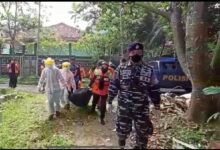 TIM SAR GABUNGAN TEMUKAN REMAJA YANG TERSERET ARUS DI PANTAI ISTIQOMAH DALAM KEADAAN TAK BERNYAWA