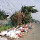 SAMPAH MENUMPUK DI SETIAP PINGGIR JALAN RAYA, SIAPA YANG TANGGUNG JAWAB