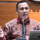 Polemik menjadi besar di tubuh KPK. Bahkan ada beberapa tokoh politik memprediksi bahwa KPK tidak paham