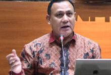 Polemik menjadi besar di tubuh KPK. Bahkan ada beberapa tokoh politik memprediksi bahwa KPK tidak paham