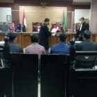 7, WNA India melanggar Prokes di sidang maraton. JPU menuntut 1 tahun denda 100 juta.