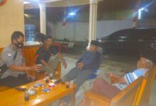 Malam – Malam Aipda Dedi Suhaedi Bhabinkamtibmas Desa Gunung Kaler” Blusukan” Sambangi Tokoh Kasepuhan