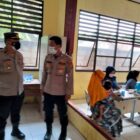 Kapolsek Kresek Tinjau Jalannya Pelaksanaan Vaksinasi Merdeka Dosis 1 di Desa Tamiang Kecamatan Gunung Kaler