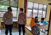 Kapolsek Kresek Tinjau Jalannya Pelaksanaan Vaksinasi Merdeka Dosis 1 di Desa Tamiang Kecamatan Gunung Kaler