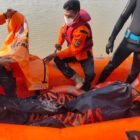 TIM SAR GABUNGAN TEMUKAN BOCAH PEREMPUAN YANG TENGGELAM DI DANAU GALIAN PASIR KEMIRI DALAM KEADAAN MENINGGAL DUNIA