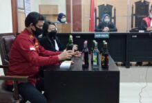 Satpol PP Kota Tangerang seret pedagang kaki lima yang membandel ke pengadilan.