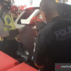 Ditemukan oleh Petugas Polsek Pancoran mengevakuasi sesosok jenazah yang diduga berjenis kelamin pria