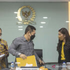 Azis Syamsudin para partai meminta agar selama menjalakan pemeriksaan hukum berjalan agar pihaknya mengundurkan diri