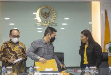 Azis Syamsudin para partai meminta agar selama menjalakan pemeriksaan hukum berjalan agar pihaknya mengundurkan diri