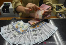 Tadi Siang Jumat sempat Nilai tukar (kurs) rupiah yang ditransaksikan antar bank di Jakarta