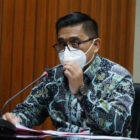 Bupati Bengkalis di tangkap oleh Komisi Pemberantasan Korupsi (KPK) menahan tiga tersangka kasus dugaan korupsi terkait