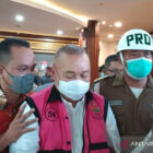 Para penjabat Daerah  mulai di perangi. Alex Noerdin, tersangka dugaan tindak pidana korupsi