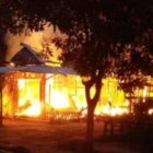 Kios bensin kebakaran nyambar satu rumah dan 5 yunit sepeda motor ludes di lalap si jago merah.