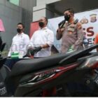 Emak emak pukul maling motor di teluk naga