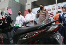 Emak emak pukul maling motor di teluk naga