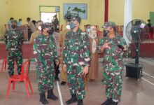 Berikan Rasa Aman Anggota Koramil 10 Jenawi Dampingi Vaksinasi