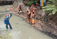 TIM SAR GABUNGAN LAKUKAN PENCARIAN REMAJA HANYUT DI ALIRAN KALI CIPINANG