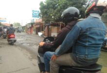 Penangan Jalan ruas dari RS. Melita sampai Desa Kayu Agung Lambat, sehingga pengendara bermotor pada jatuh