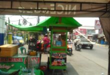 Lahan trotoar di depan kantor Kecmatan Sepatan penuh oleh Pedagang kuliner dorongan