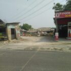 Jalan Irigasi Kawakasan Akong, Ruak berat dan becek berbauk