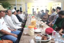 Sekitar 300 orang warga berdatangan ke rumah Kulyubi kades yang baru
