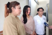 Cut Cyntiara Alona di giring polisi dengan tangan di borgol.