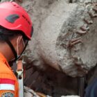 KORBAN RERUNTUHAN CRANE DI DEPOK BERHASIL DIEVAKUASI TIM SAR GABUNGAN DALAM KEADAAN SELAMAT