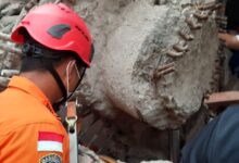 KORBAN RERUNTUHAN CRANE DI DEPOK BERHASIL DIEVAKUASI TIM SAR GABUNGAN DALAM KEADAAN SELAMAT