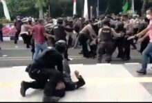 IRAL Polisi berseragam hitam hitam Banting Mahasiswa hingga Kejang-kejang saat Demo di Kantor Bupati Tangerang.