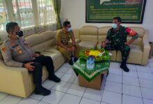 Kapolsek Kresek Berikan Kejutan Danramil 07/Krs di Hari Jadi TNI Ke -76