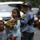 Setiap Perepatan jalan Cielewih Sepanjang dan Jalan Soekarno loto, banyak sekali para pengamen