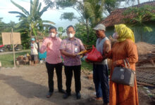 Rumah Warga roboh kena angin, camat pakuhaji perhatin melihatnya