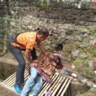 Sadis benar itu orang, apakah benar itu sikorban di gorok lehernya. Jika Ia, ini pembunuhan berencana.